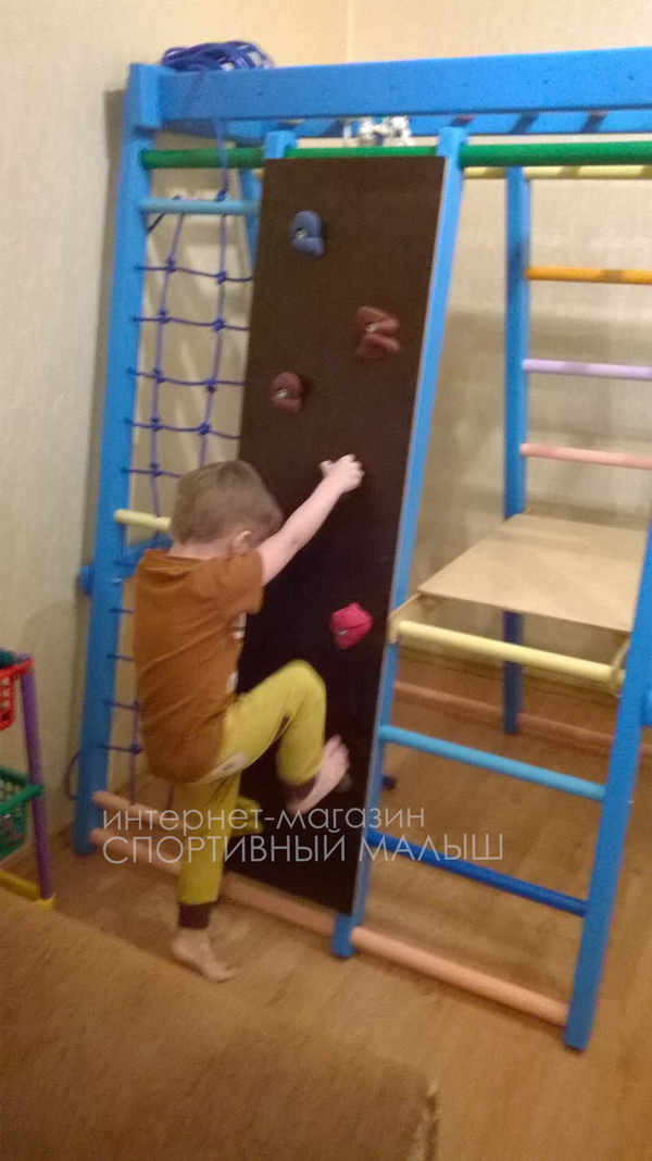 Малыш занимается на детском спортивном уголке со встроенным скалодромом - ДСК Альпинист